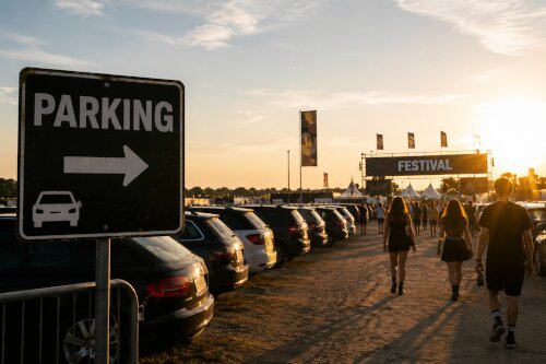 Jak wyznaczyć miejsca parkingowe na festiwalach? Bezpieczeństwo parkingów przy koncertach, festynach i innych dużych imprezach